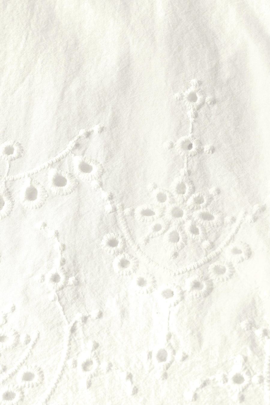 Chemisier à manches longues blanc de Street One, orné de broderie anglaise délicate.