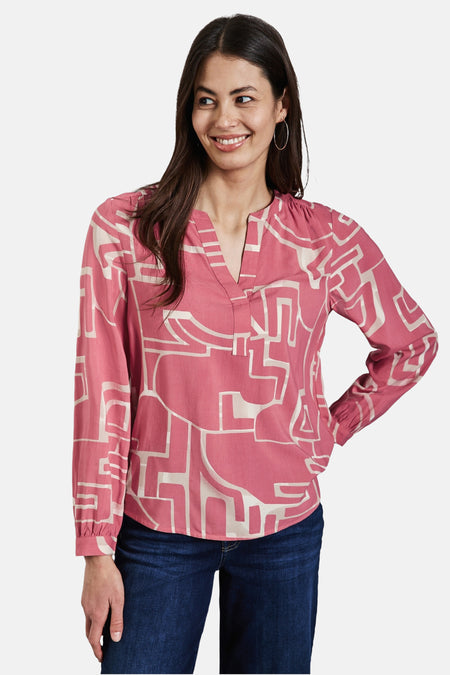 Roze blouse met lange mouwen van STREET ONE, met een wit geometrisch patroon, gedragen met een blauwe jeans.