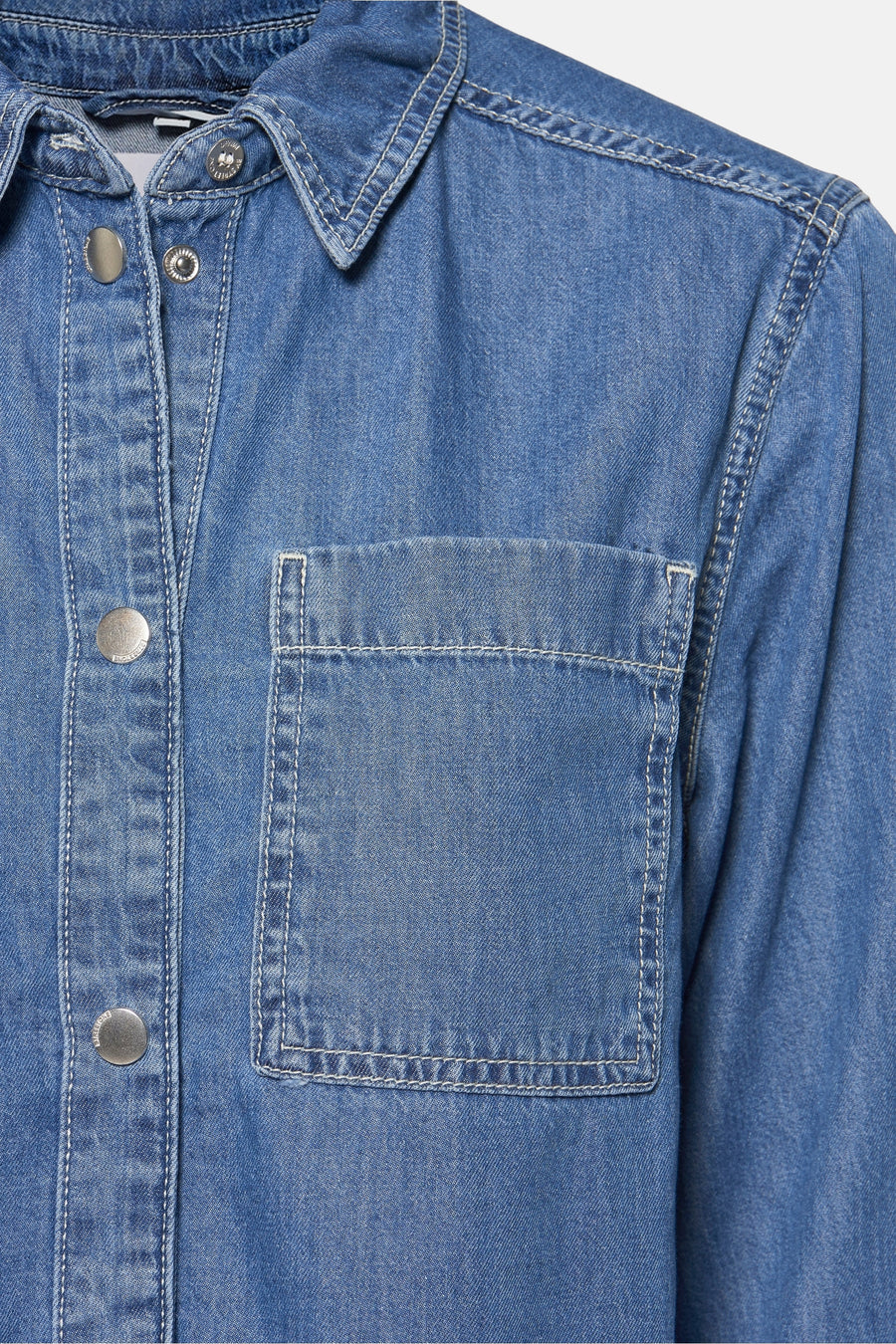Middelblauwe spijkerblouse van Street One, met borstzak en zilverkleurige drukknoppen.
