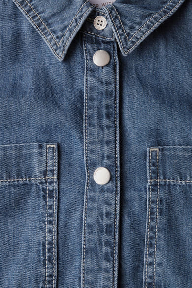 Middelblauwe spijkerblouse van Street One, met kraag, twee borstzakken en zilverkleurige knopen.
