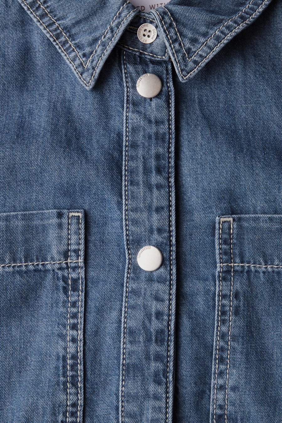 Middelblauwe spijkerblouse van Street One, met kraag, twee borstzakken en zilverkleurige knopen.