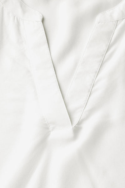 Blouse blanche à manches courtes de STREET ONE, détail du col en V.

