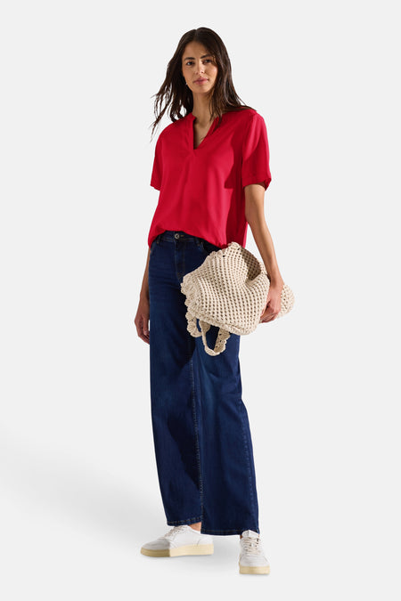 Rood overhemd met korte mouwen van Street One, gedragen met een wijde jeans en een gehaakte tas.