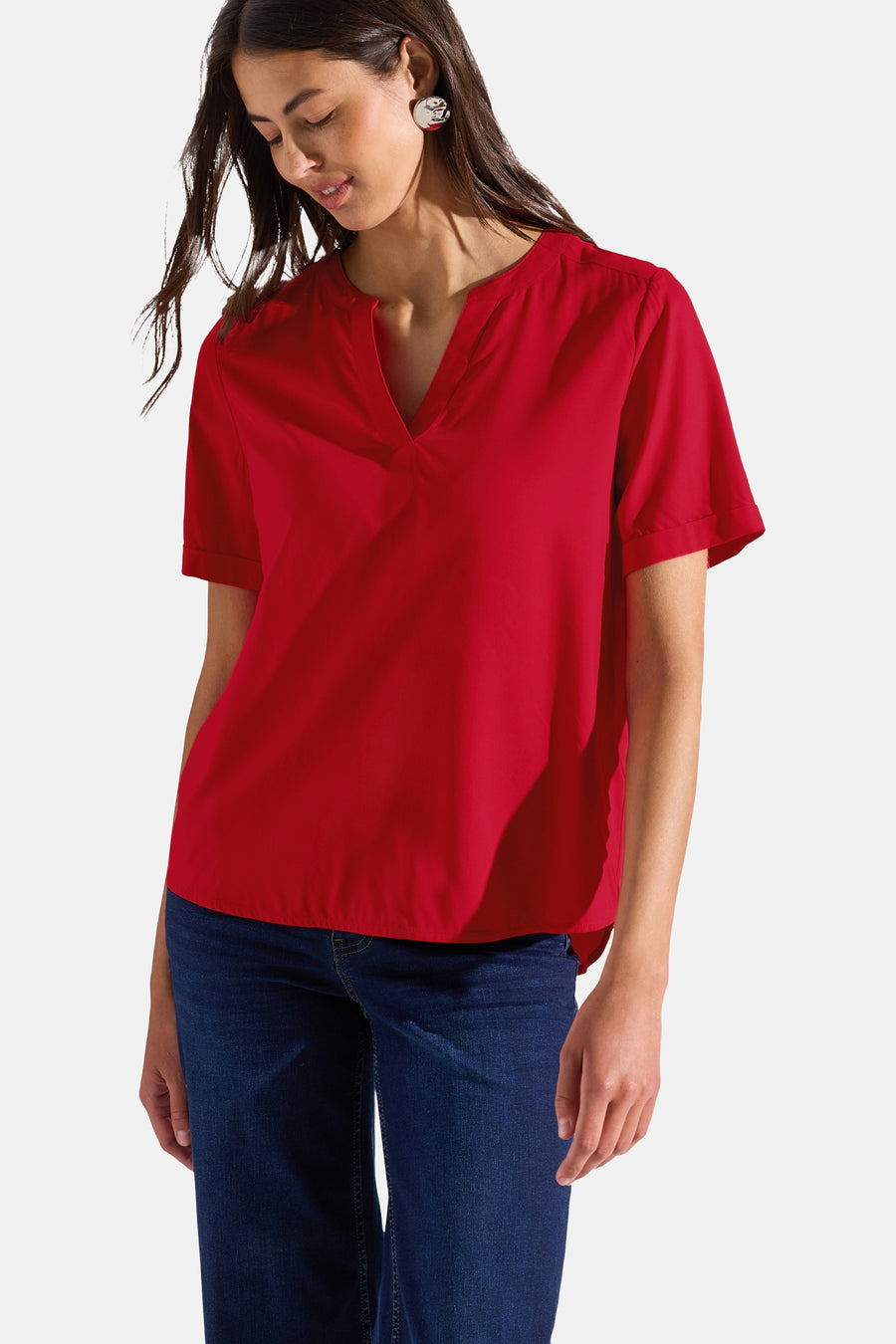 Rood overhemd met korte mouwen van STREET ONE, met V-hals, gedragen met een spijkerbroek.