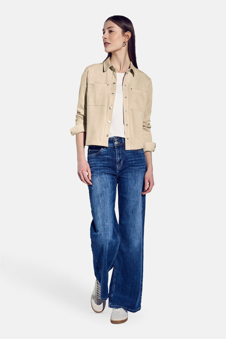 Beige blouse met lange mouwen van STREET ONE, gedragen met een wit T-shirt en een wijde jeans.