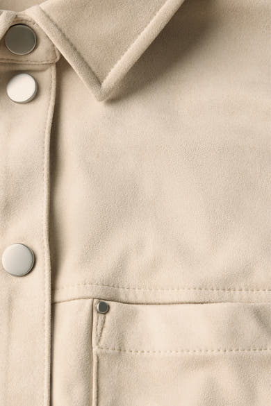 Beige blouse met lange mouwen van Street One, met zilverkleurige metalen knopen en borstzak.