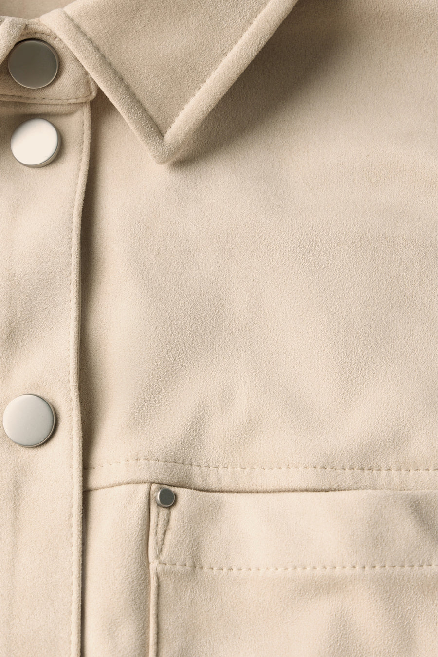 Beige blouse met lange mouwen van Street One, met zilverkleurige metalen knopen en borstzak.