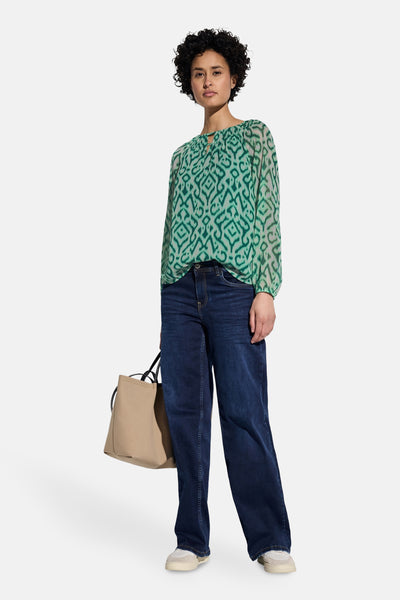 Multikleuren blouse met lange mouwen van Street One met groen dessin en wijde spijkerbroek.