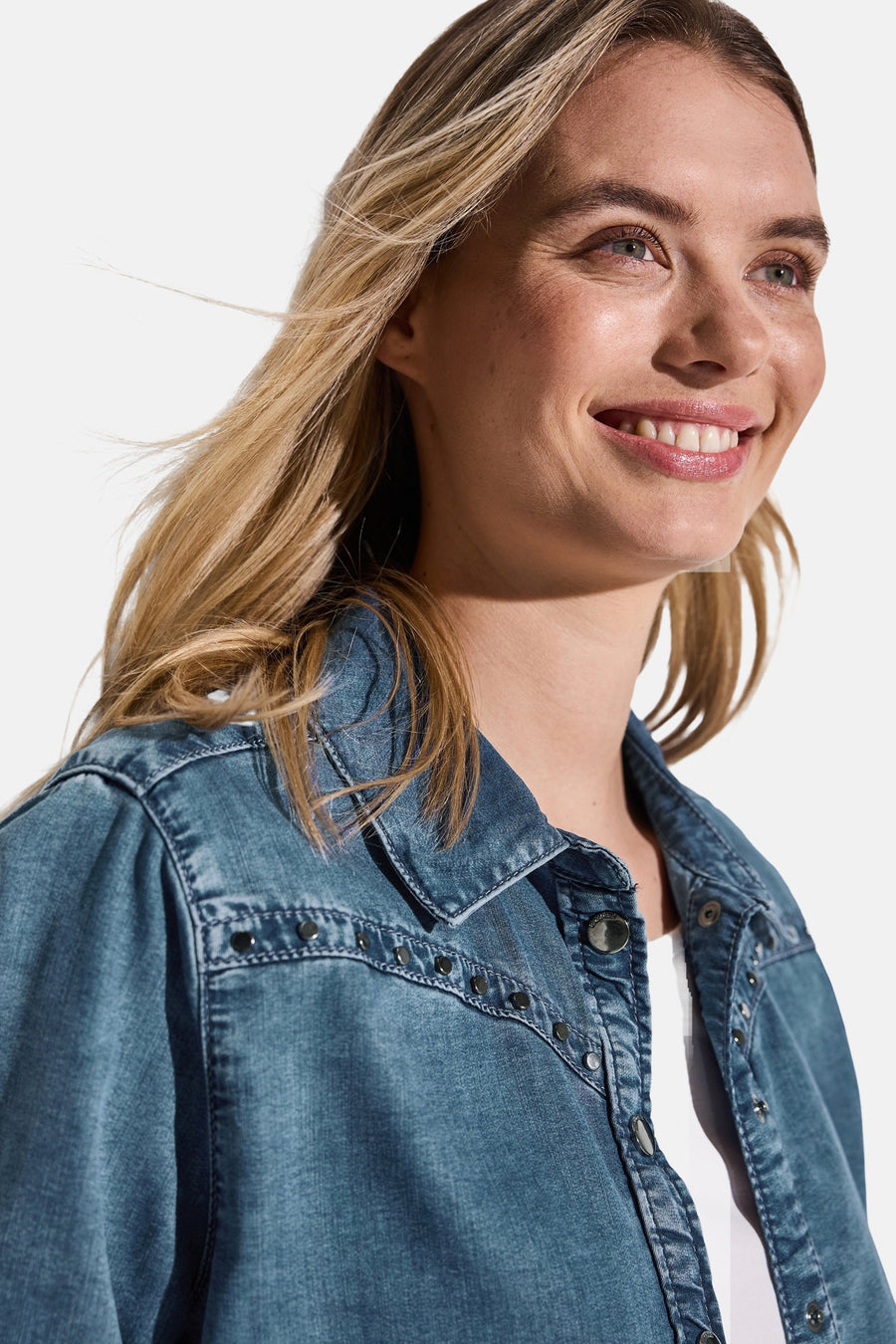 Middelblauwe spijkerblouse (met lange mouwen) van Street One, met drukknoopsluiting en klinknageldecoraties.