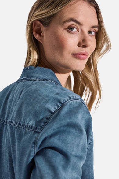Middelblauwe denim blouse van Street One, met stikseldetails en een klassieke kraag.