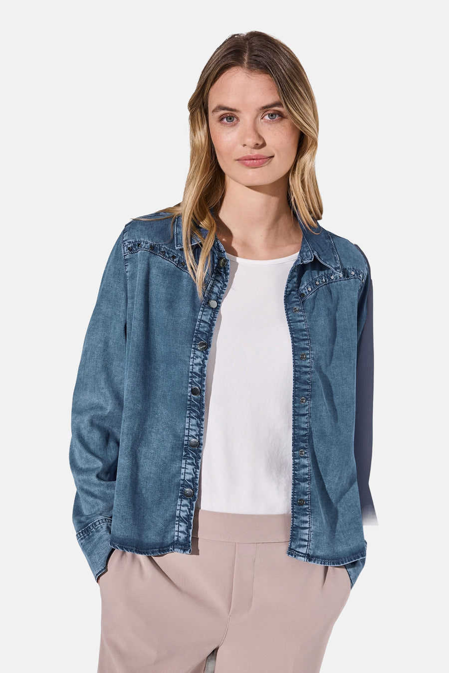 Middenblauwe denim blouse van Street One met knopen en klinknageldetails op de schouders.