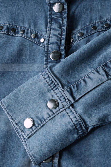 Middelblauwe denim blouse van Street One, met zilverkleurige drukknoppen op de knoopsluiting en manchet.