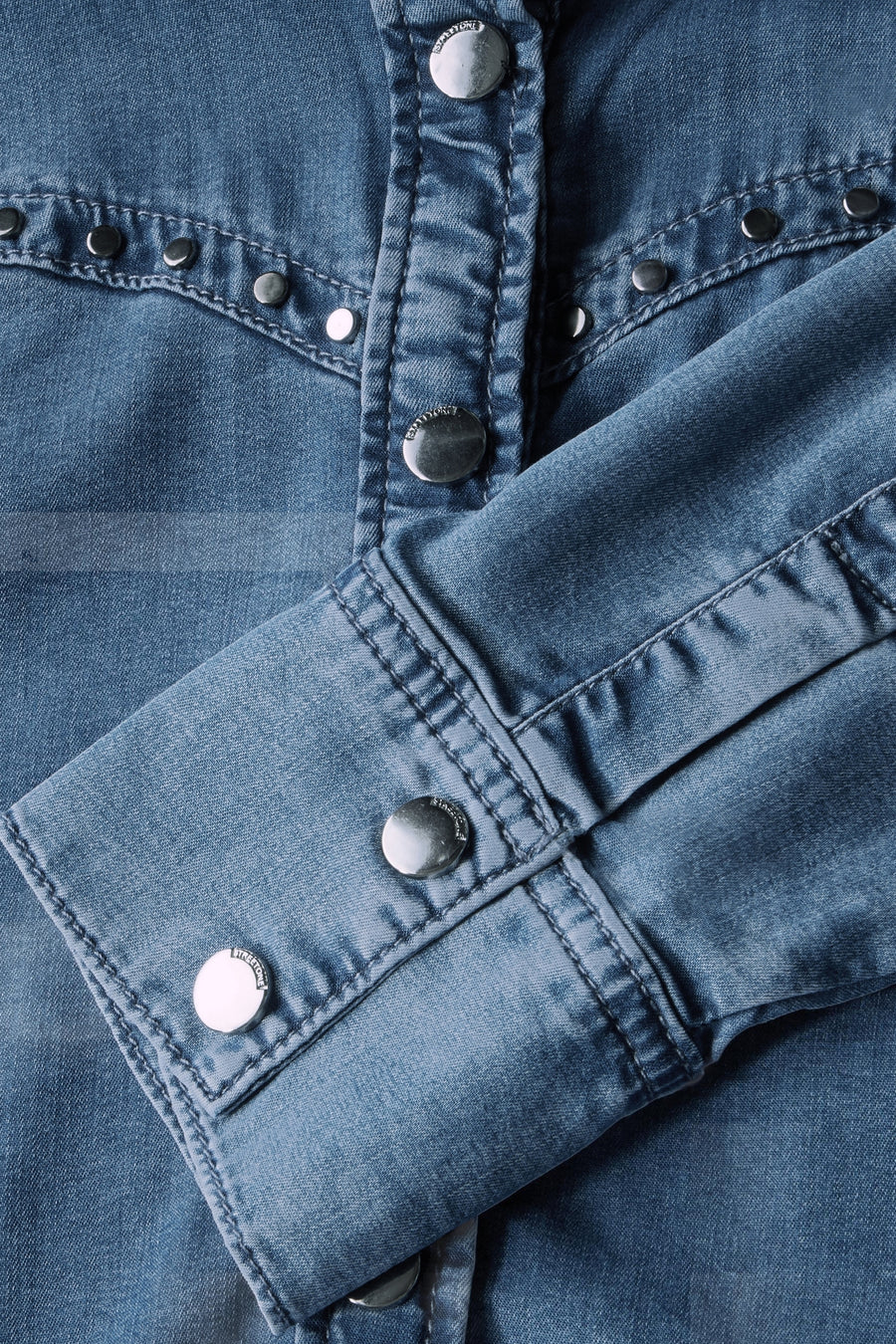 Middelblauwe denim blouse van Street One, met zilverkleurige drukknoppen op de knoopsluiting en manchet.