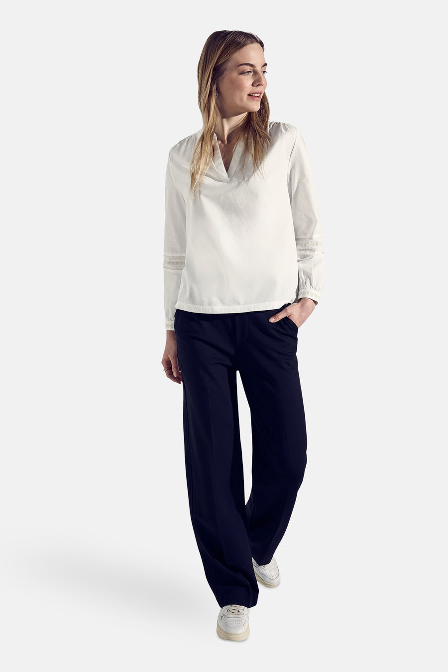 Wit blouse met lange mouwen van Street One, met kanten details op de mouwen en V-hals.
