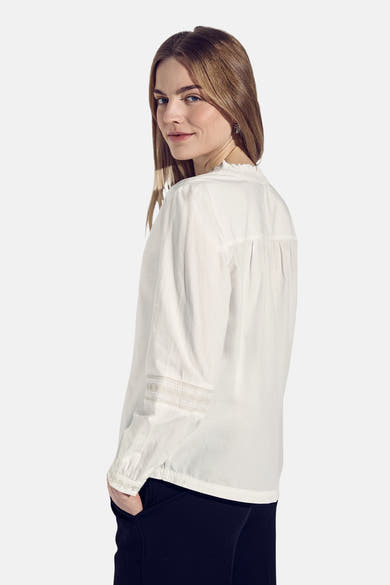 Wit overhemd met lange mouwen van STREET ONE, kanten detail op de mouwen, gedragen met een zwarte broek.