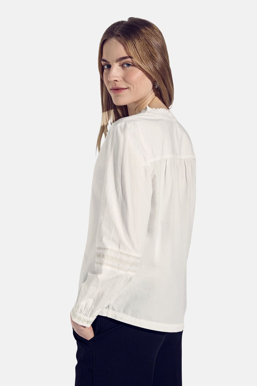 Wit overhemd met lange mouwen van STREET ONE, kanten detail op de mouwen, gedragen met een zwarte broek.
