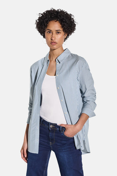 Chemisier bleu à rayures verticales par STREET ONE, porté ouvert sur un débardeur blanc et un jean.