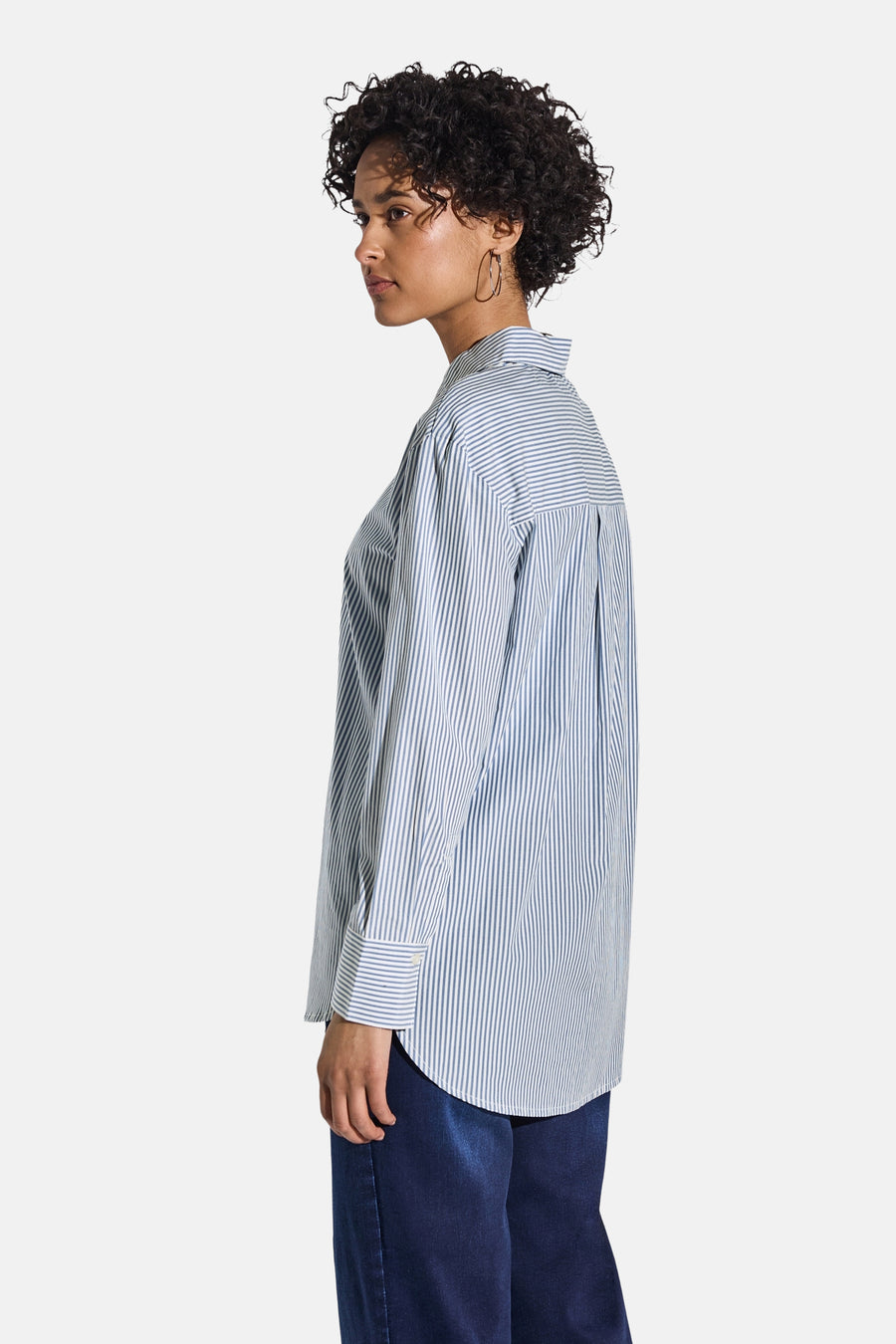 Chemisier bleu à rayures de Street One, avec col et manches longues à poignets boutonnés.