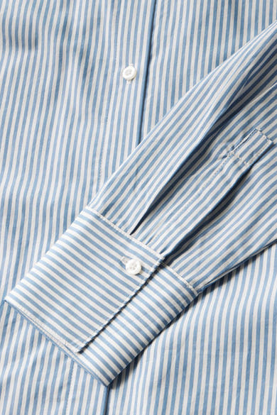 Chemisier à manches longues bleu de Street One, rayures verticales blanches et bleues, boutonné au poignet.
