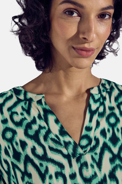 Multikleuren blouse (korte mouwen) van STREET ONE, met een groen en wit dierenprint.