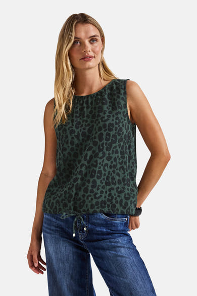 Mouwloos groen overhemd met luipaardprint van Street One, gedragen met een blauwe jeans.