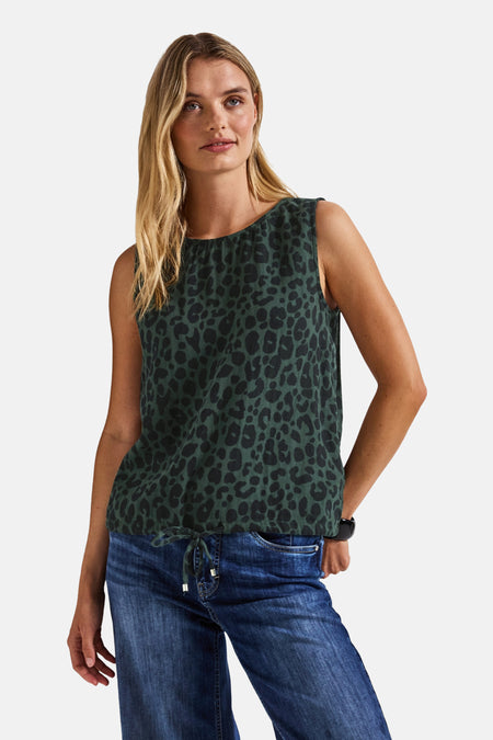 Mouwloos groen overhemd met luipaardprint van Street One, gedragen met een blauwe jeans.