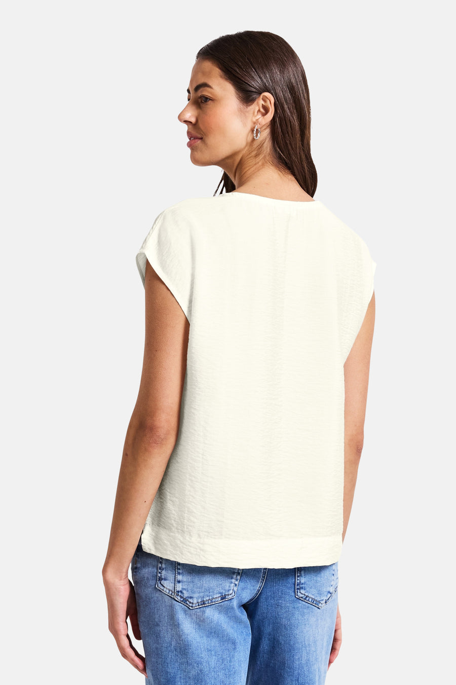 Wit mouwloos overhemd van STREET ONE, met een kreukeltextuur, gedragen met een blauwe jeans.