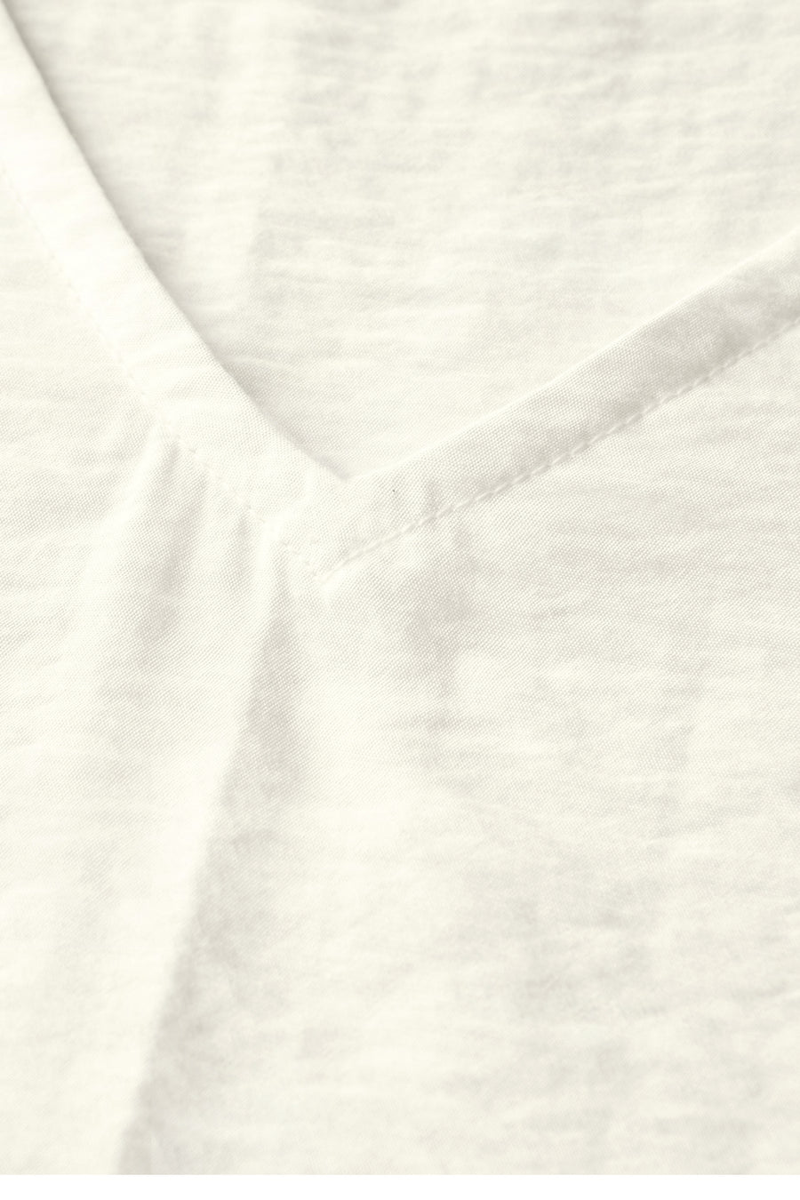 Mouwloos wit overhemd van Street One, lichte textuur en V-hals detail.