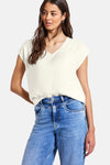 Mouwloos wit overhemd van STREET ONE gedragen met een blauwe jeans.