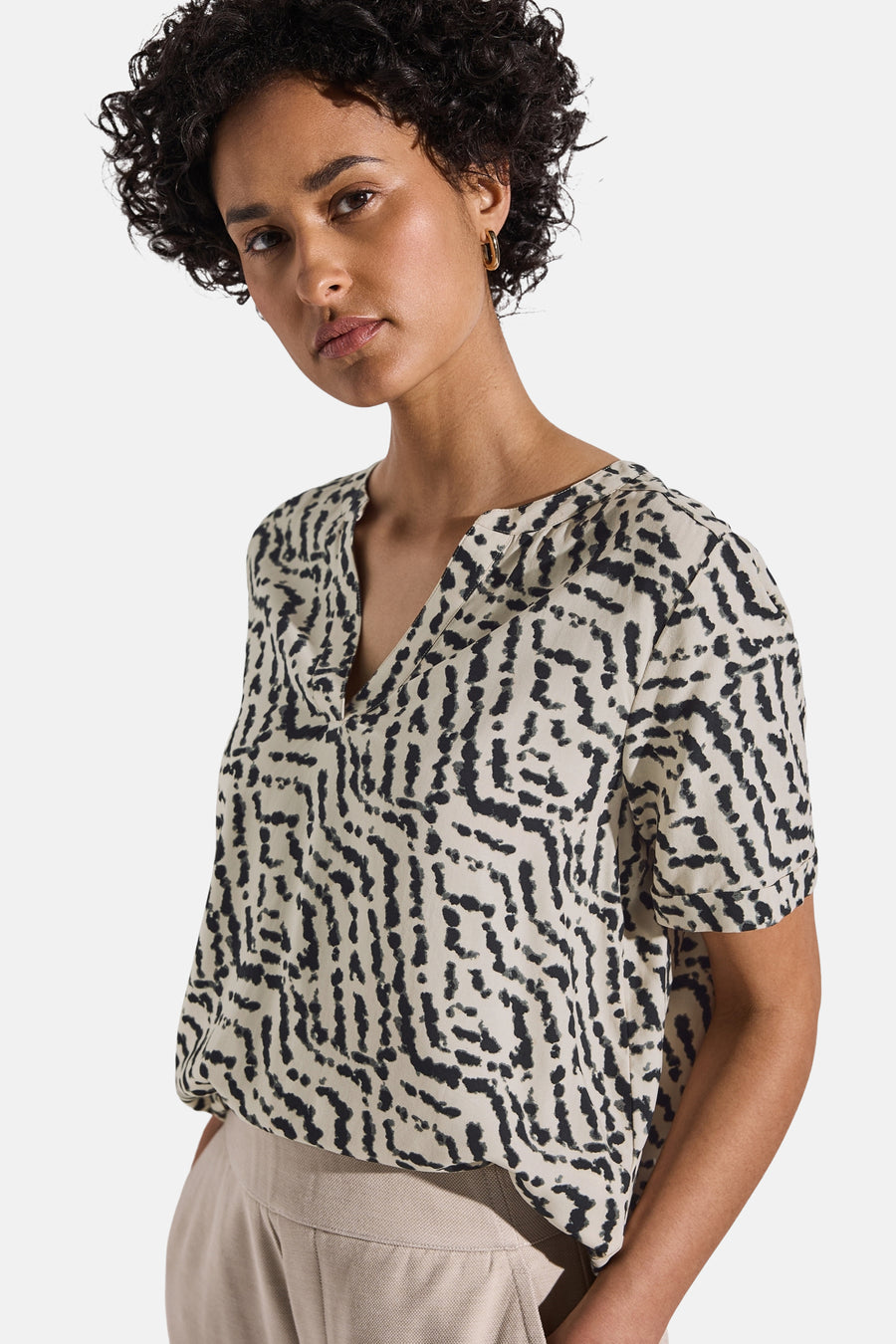 Meerkleurig overhemd met korte mouwen van Street One, met een zwart en beige abstract patroon.