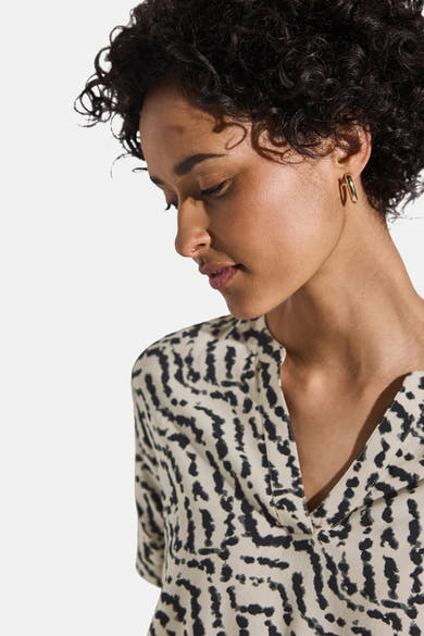 Meerkleurige blouse met korte mouwen van Street One, met zwarte en beige abstracte patronen.