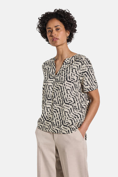 Multikleurig overhemd met korte mouwen van Street One, met abstract grafisch patroon, gedragen met een beige broek.