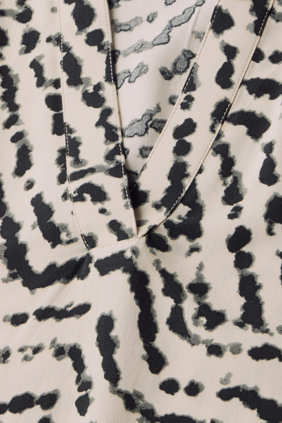Multikleurig blouse met korte mouwen van STREET ONE met zwarte gespikkelde print en V-hals.