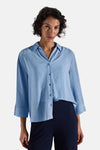 Chemisier bleu à manches longues de STREET ONE avec texture plissée, boutons assortis et porté avec un pantalon bleu marine.
