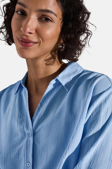 Chemisier bleu à manches longues de STREET ONE, tissu texturé, col chemise classique et boutons apparents.