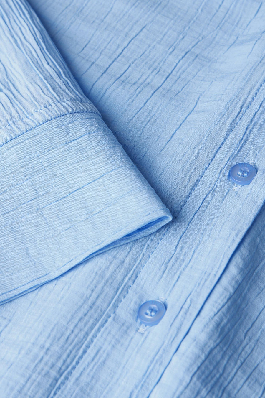Chemisier bleu à manches longues de Street One, tissu gaufré texturé, boutons assortis.