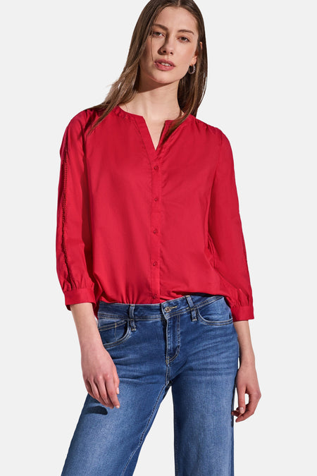 Rood overhemd met lange mouwen van Street One, met knopen en kanten details op de mouwen, gedragen met een blauwe jeans.