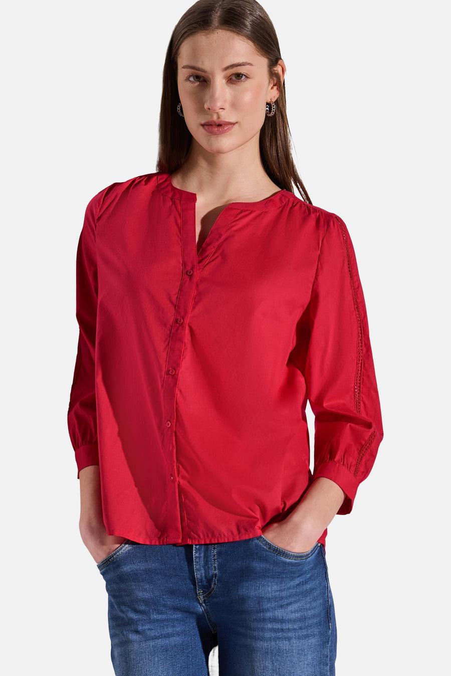 Rood overhemd met lange mouwen van Street One met ajourdetails op de mouwen en blauwe jeans.
