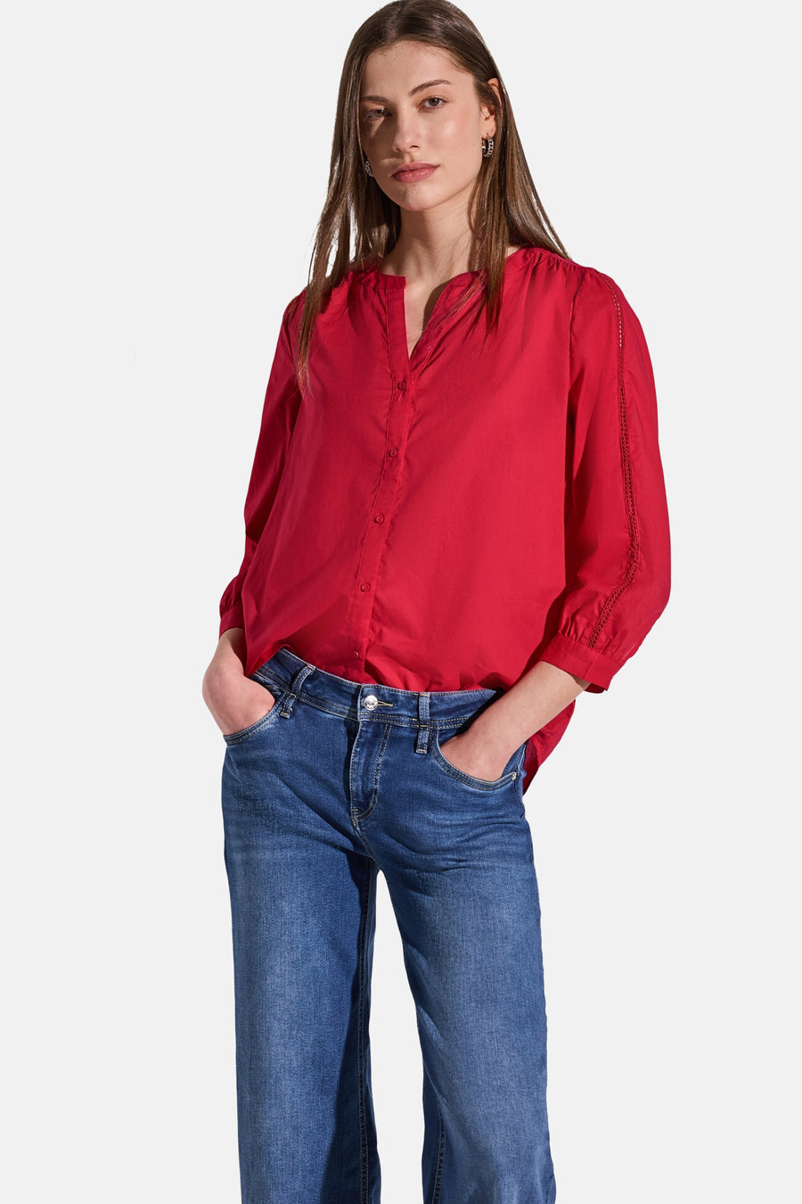 Rood overhemd met lange mouwen van Street One, kanten detail op de mouwen, gedragen met een blauwe jeans.