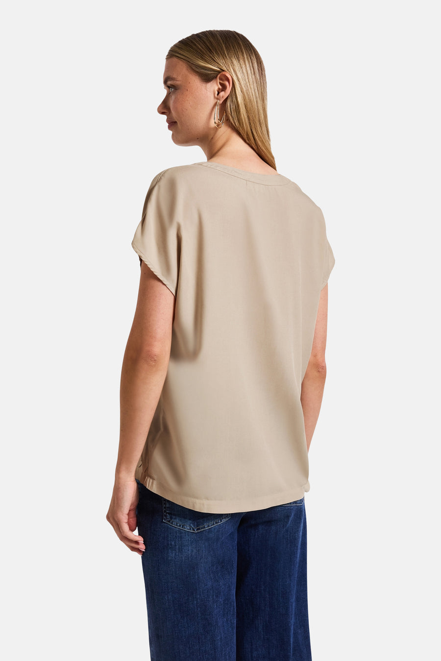 Beige blouse met korte mouwen van STREET ONE, gedragen met een donkerblauwe jeans, achtergezicht.
