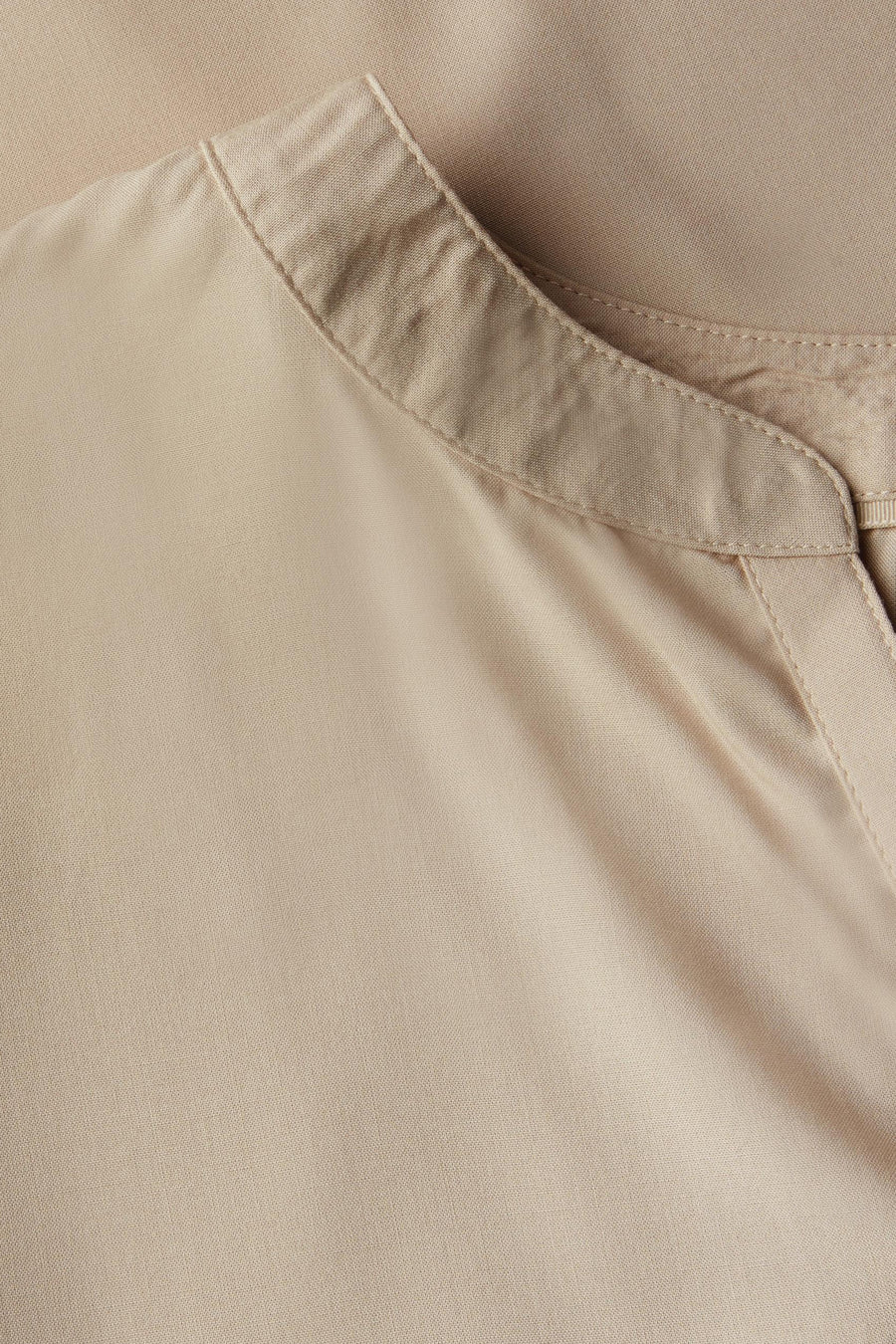 Beige blouse met korte mouwen van STREET ONE, met een mao-kraag en een gladde textuur.