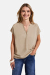 Beige blouse met korte mouwen van Street One, gedragen met een wijde jeans en sneakers.