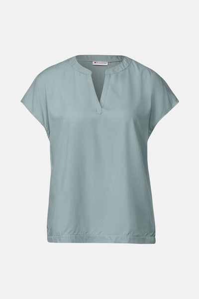 Blouse bleu clair à manches courtes de STREET ONE, avec un col en V et ourlet élastique.