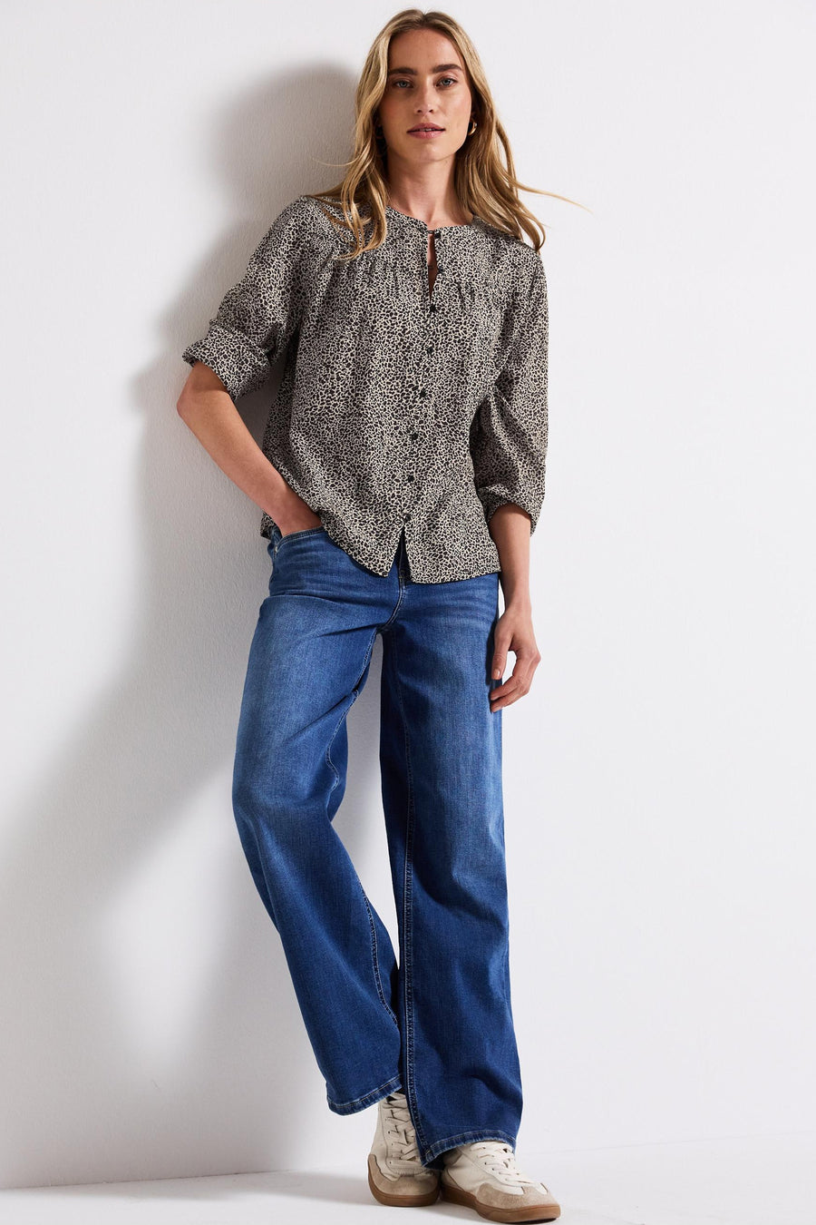 3/4-mouwen blouse van Street One in meerkleurige print, gedragen met een wijde jeans en sneakers.