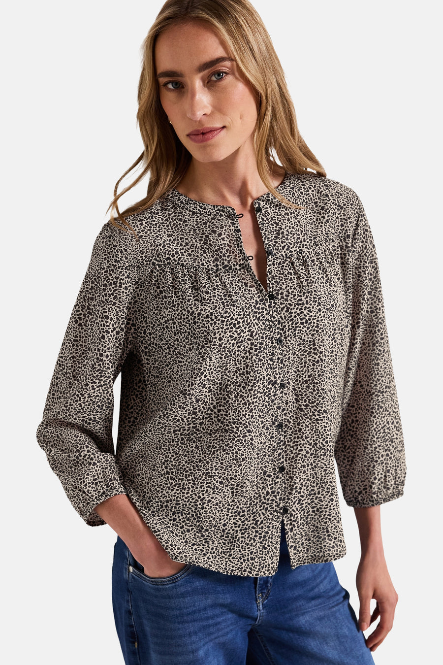 3/4-mouwen blouse van Street One in meerkleurige dierenprint met knoopsluiting aan de voorkant.