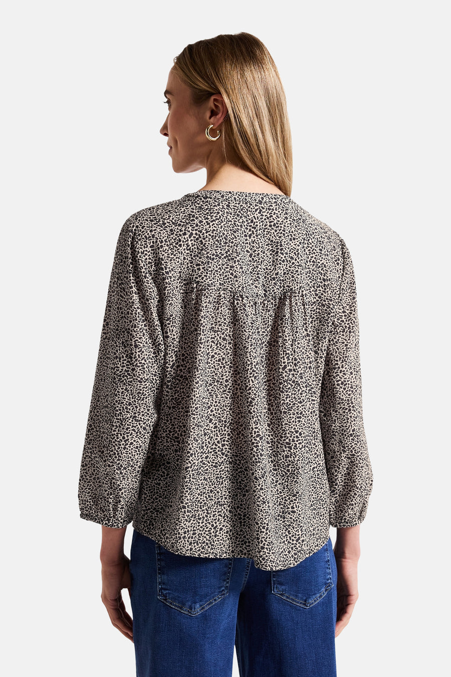 3/4-mouwen blouse in meerkleurige dierenprint van Street One, gedragen met een klassieke blauwe jeans.