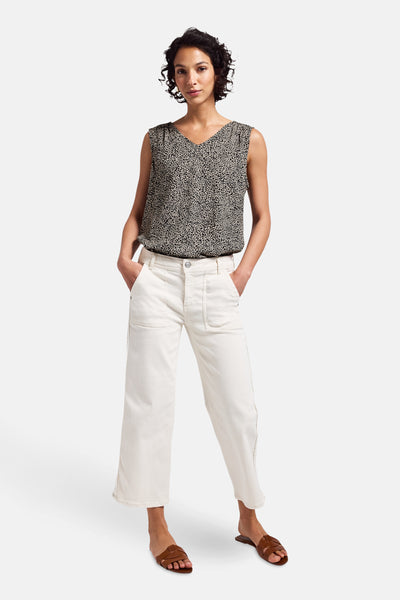 Mouwloos meerkleurig overhemd van Street One, met een zwart-wit gespikkeld patroon, gedragen met een witte broek.