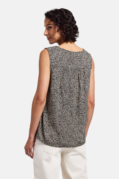 Chemisier sans manches multicolore de Street One, avec un motif tacheté noir et blanc, porté avec un pantalon blanc.
