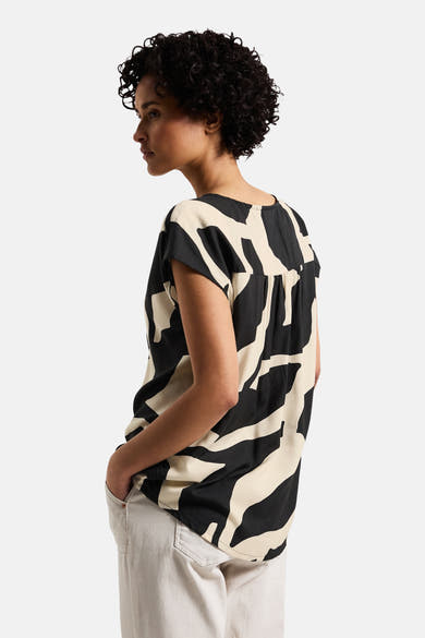 Multikleurig overhemd met korte mouwen van STREET ONE, zwart-beige zebraprint, gedragen met een lichte broek.