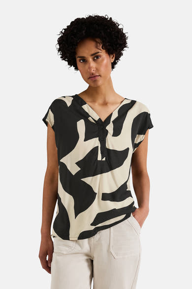 Multikleurig overhemd met korte mouwen van STREET ONE met zwart en beige abstract patroon, V-hals en knoopsluiting.